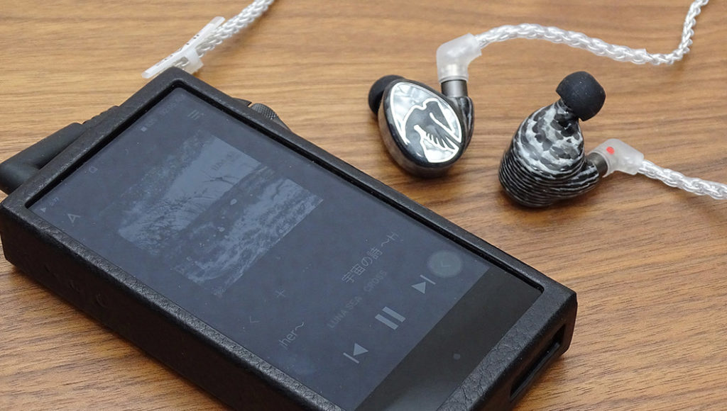 イヤモニの神が創った“神イヤホン”! JH Audio「ROXANNE AION」を話題のハイレゾDAPで聴く