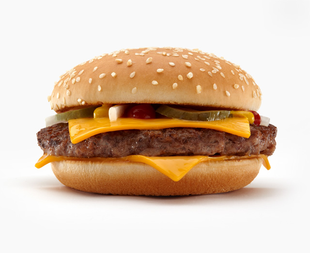日本では懐かしのマクドナルドの「クォーターパウンダー」、アメリカでは「銅像」ができるほど肉好きを魅了しています