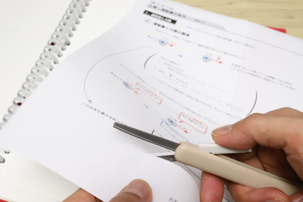 ↑コピー用紙1枚をサクッと切るなら、サクサポシェは非常に快適