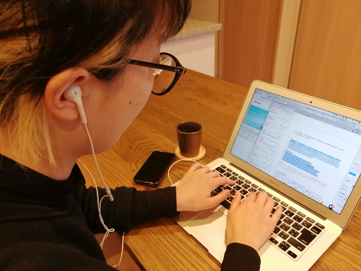 秘訣は「人気（ひとけ）」! 一人きりの在宅勤務で「いつもの仕事場」の雰囲気を作る方法