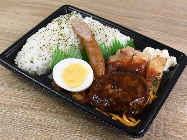 メイン級のおかずが勢ぞろい！ “肉好き男子”を唸らせるファミマの「ミックスグリル弁当」