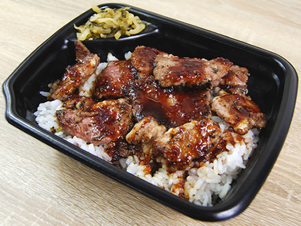 600円以下で食べられるクオリティーとは思えない… ソースにカリフォルニア産赤ワインを使用したほっともっと「カットステーキ重」