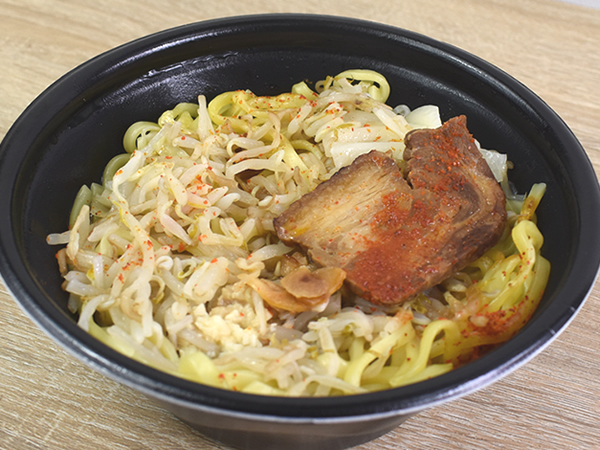 豚骨醤油ベースのスープが濃厚すぎ… 野菜“マシマシ”に仕上げたローソン「背脂にんにくが決め手！ 豚醤油ラーメン（にんにく増し）」