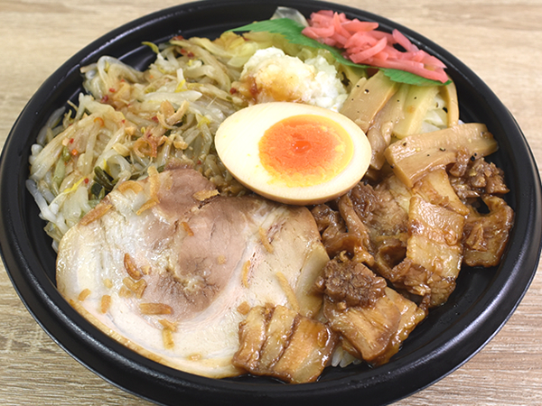 “二郎系”が好きな人におススメ！ ラーメンの具材をたっぷりトッピングしたファミマの「大盛ごはん 野菜にんにくチャーシュー丼」