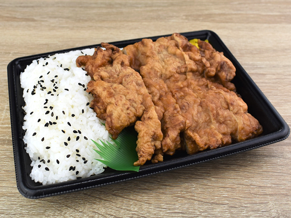で、デカすぎ～！ 巨大なとり肉を心ゆくまで味わえるファミマの「山賊焼き弁当」