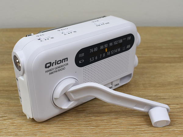 “10年間ほったらかし”でも使用可能！ ハンドルを回して充電する「長期保管型 手回し充電ラジオ」レビュー