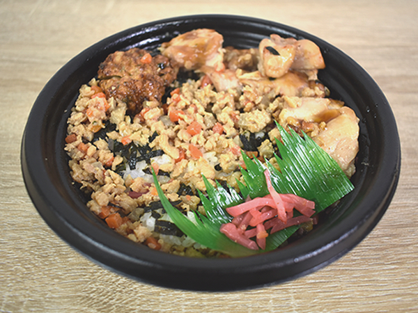 3種類の“鶏料理”をワンコインで味わえるとは… ご飯が次から次へと進むファミマの「鶏ざんまい！ 焼鳥丼」