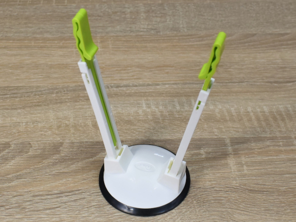 ジッパーつき袋を広げた状態でキープ！ 即席のごみ箱にもなる便利アイテム「ストックバッグホルダー」レビュー
