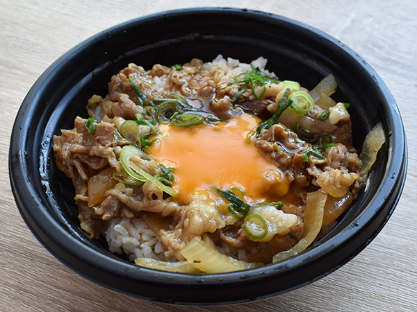 “甘い牛丼”ファンに朗報！ 特級醤油「本膳」を使用したファミマの“本格”「ねぎ玉牛丼」