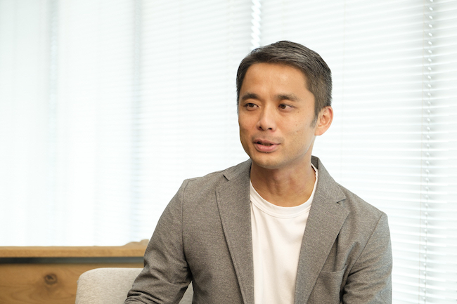 ↑『入社1年目の教科書』著者の岩瀬大輔さん。大学を卒業して外資系企業に勤めたのち、若干29歳でライフネット生命保険を創業。新入社員として、また起業家・経営者としての両端の経験から培ったノウハウや心構えを説いている