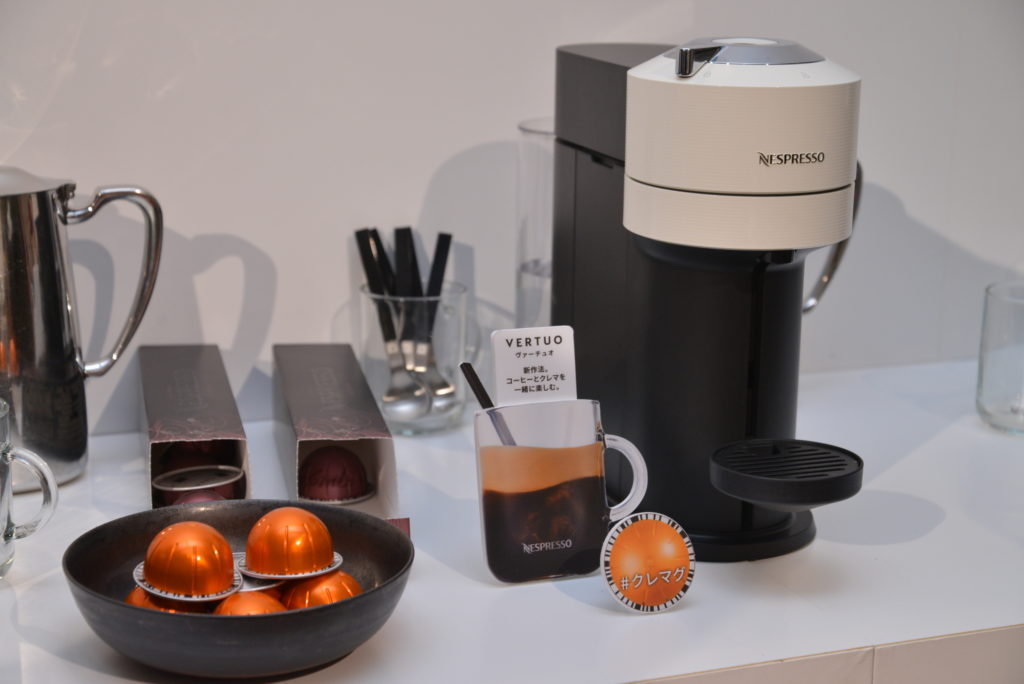 ↑ネスプレッソ「VERTUO(ヴァーチュオ)」。カラーは4色あり、写真のホワイト(GDV1WH)は2万900円