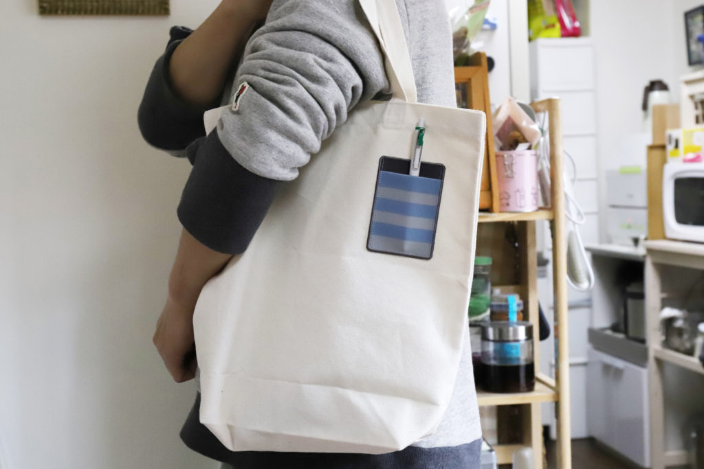 ↑トートバッグに貼ってみたところ。ボールペンなど厚みのあるものを入れても粘着が浮く気配はなく、充分に実用できそうだ