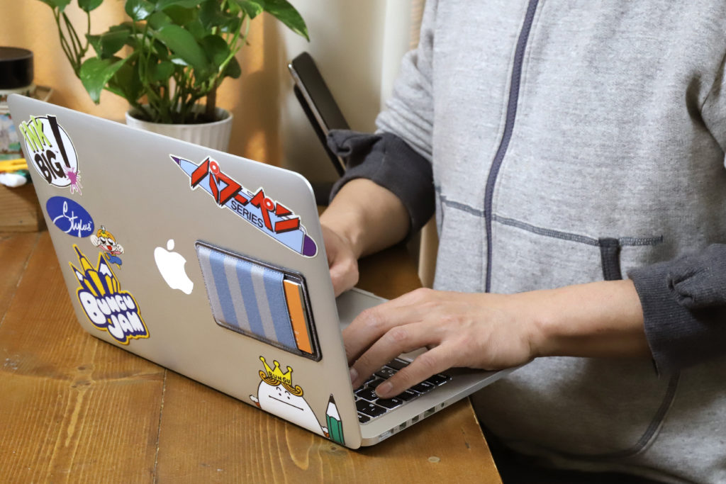 ↑個人的にはこれが一番便利な気がするので、今後はこのMacBookを名刺ケースとして使いたい