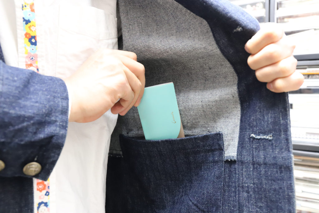 ↑ココニモ自体、かなりハリがあって頑丈なので、ジャケットの内ポケットなどにダイレクトに放り込んでおいても、中の名刺にダメージを与えにくい