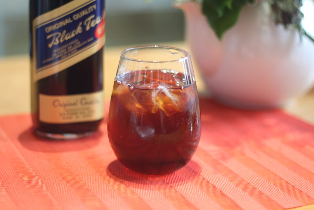 自宅で手軽にカフェ気分! カルディ「濃縮リキッドアイスティー」飲み比べ