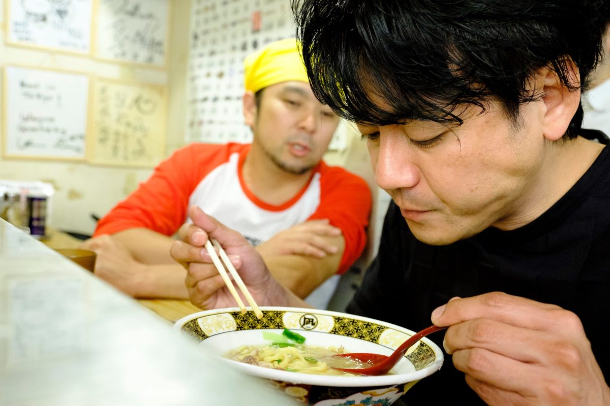 ↑以前、ゴールデン街の凪を取材した際の一枚。手前が田中さんで、奥が凪の生田智志代表