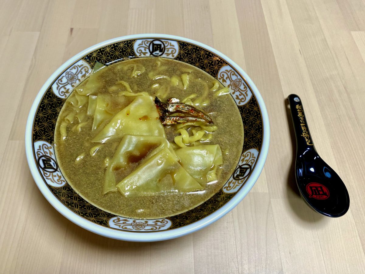 ↑田中さんが凪の丼で作った同ラーメン。生田さんの結婚式の引き出物として、れんげ(写真右)とともにいただいたものだという