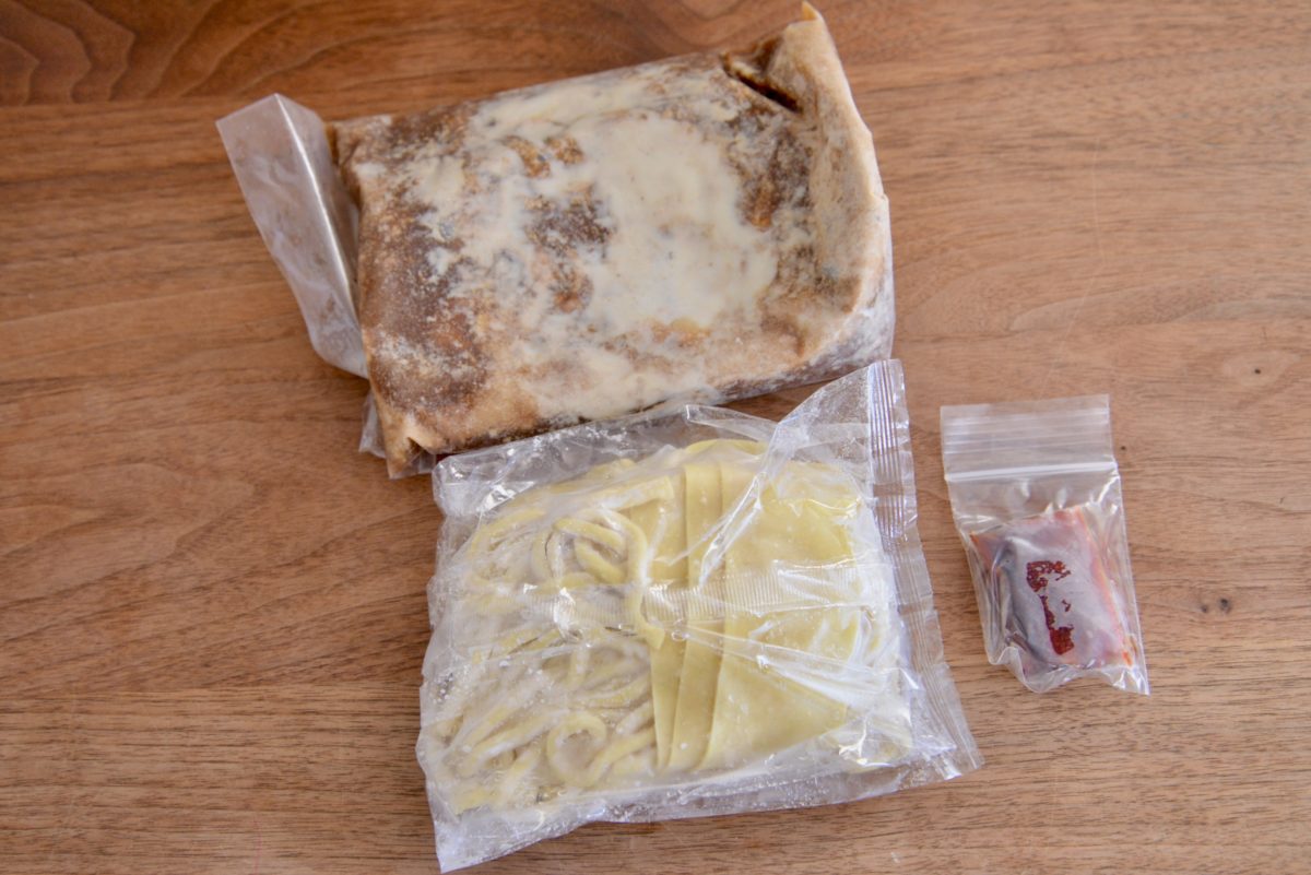 ↑これが1人前。麺の袋には、いったん麺が折り畳まれ入れられているのがわかる