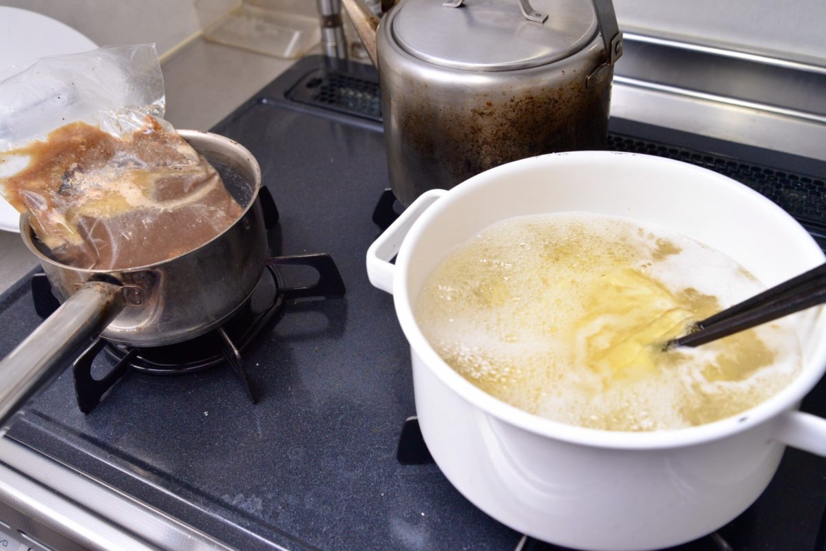 ↑麺用のお湯はたっぷり入れないと、麺同士がくっつきやすくなってしまうので注意