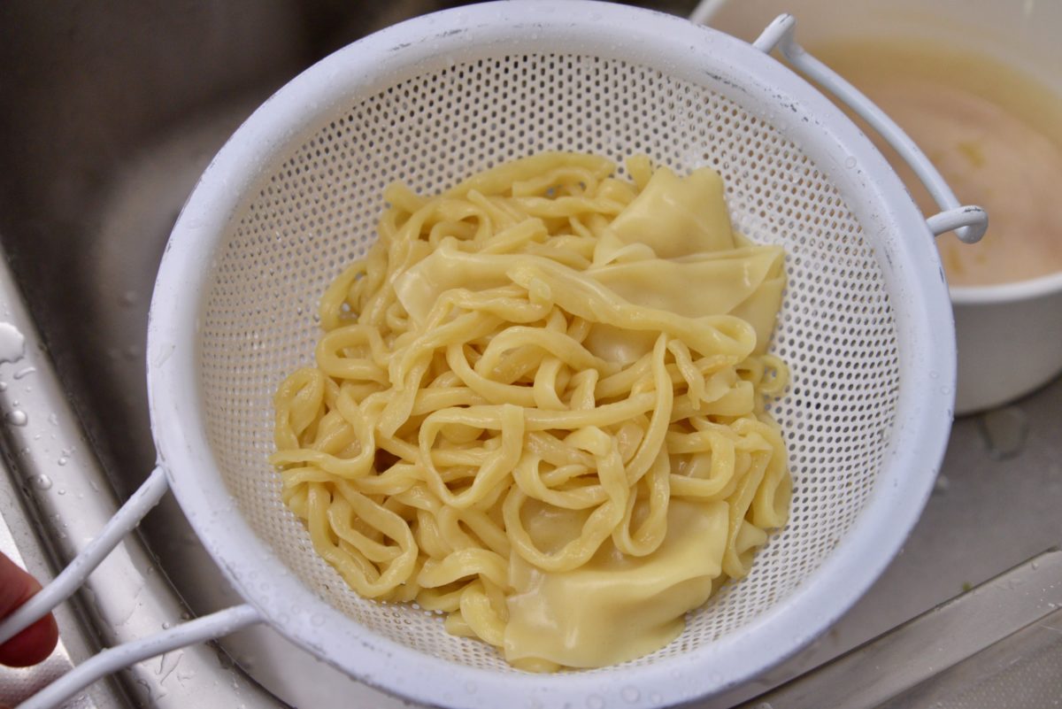 ↑ざるに移し、お湯を切った麺。いったん麺も、しっかり茹で上がっている