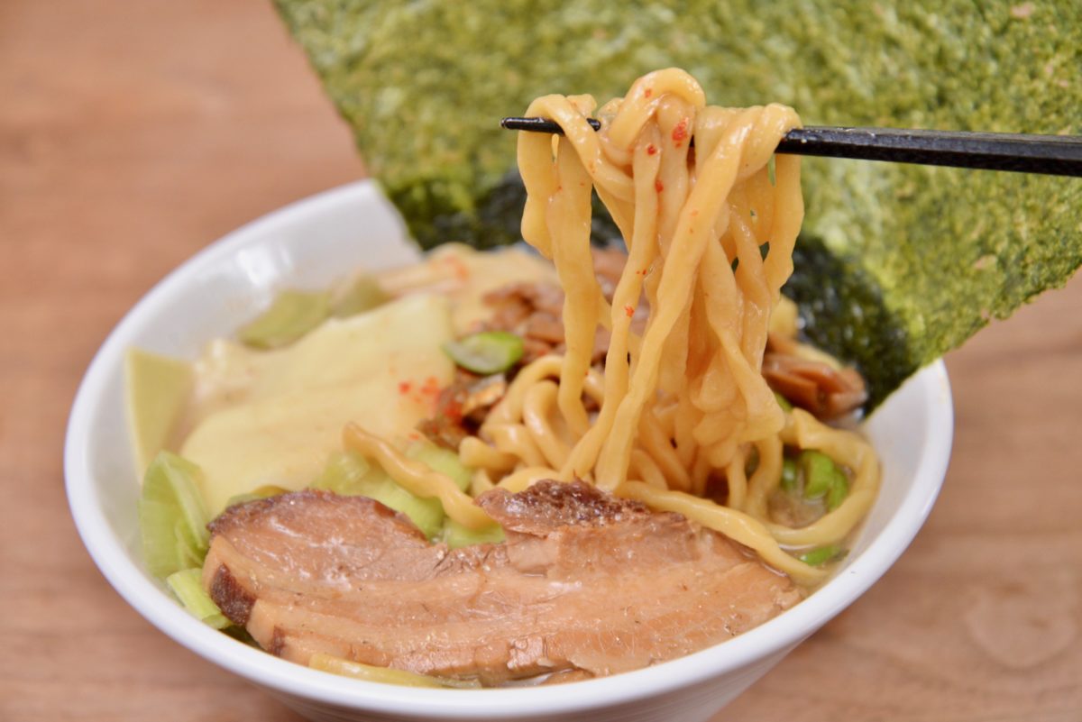 ↑太く、適度に縮れた麺も絶品。もっちりしていて、パワフルな凪のスープとよく絡む