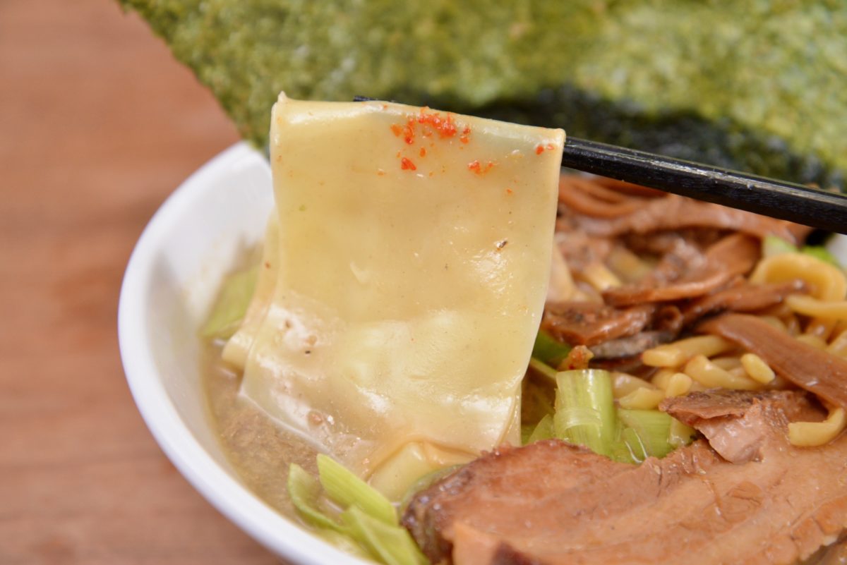 ↑いったん麺。ワンタンの皮だけを食べているかのような、ピロピロ、チュルリンとした食感だ