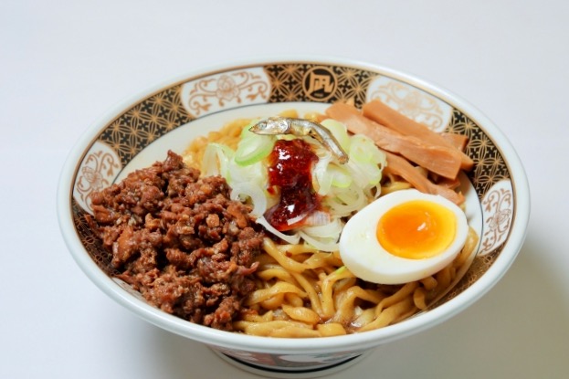 ↑「『すごい煮干油そば』お家ラーメンセット」は、送料込みで2食分2980円から(写真の丼、玉子、ネギは含まれない)