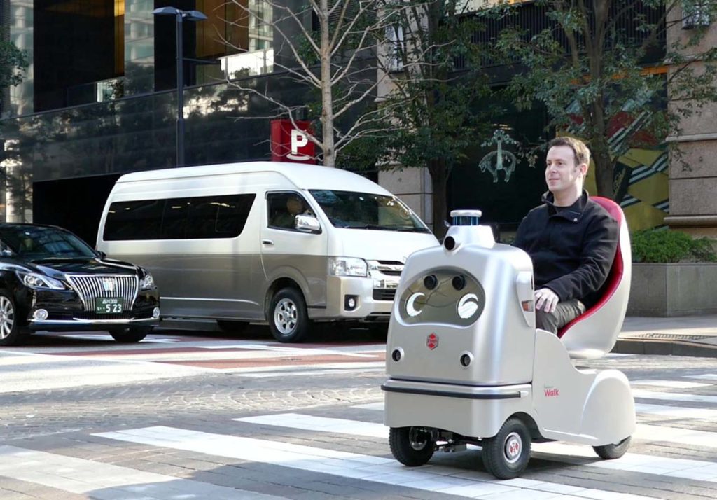 自動運転の電動車椅子「ラクロ」に試乗。パーソナルモビリティに変化は起こるか?