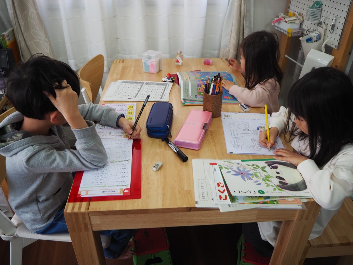 子ども3人と24時間どう過ごす? 3児の母、外出自粛の4つの気になる点と解消法
