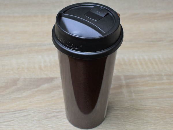ボタンを離すだけで“閉め忘れ”を防止！ うっかり倒しても飲み物がこぼれない「ノモーレ」レビュー