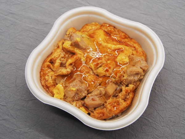 “つゆだく派”必見！ レンチンだけで本格味を堪能できるセブンの「こだわり玉子たっぷり！ 特製親子丼」