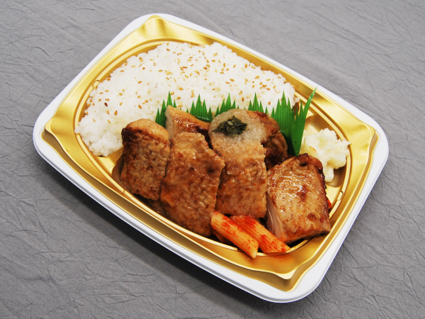 さっぱり風味でぺろりとイケちゃう！ 肉厚でも脂っぽくないファミマの「炙り焼チキンステーキ弁当（和風おろしソース）」