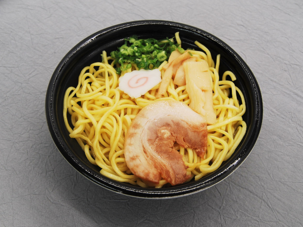 醤油とラードの濃厚ダブルパンチ！ 強烈なインパクトのローソン「濃厚醤油だれの油そば」