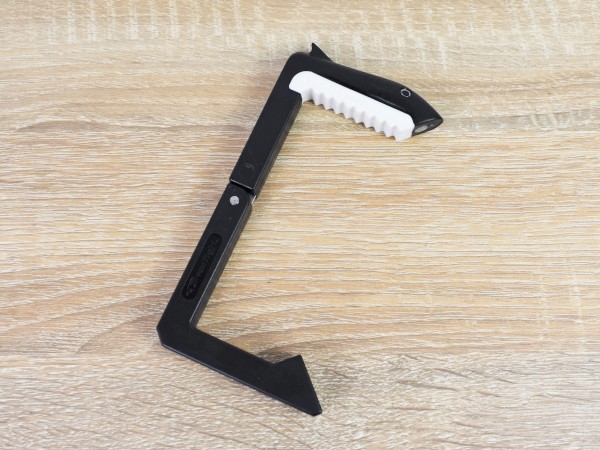 テーブルにかじりつくサメが手荷物ハンガーに？ 妙に癒される「CLIFF HANGER SHARK」レビュー