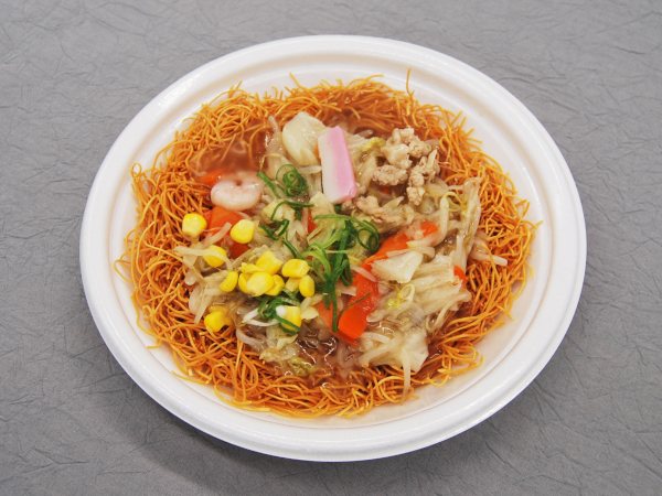 ファミマ×リンガーハット！ パリパリ麺と絡み合う“あんかけ”が絶品の「リンガーハット監修 長崎皿うどん」
