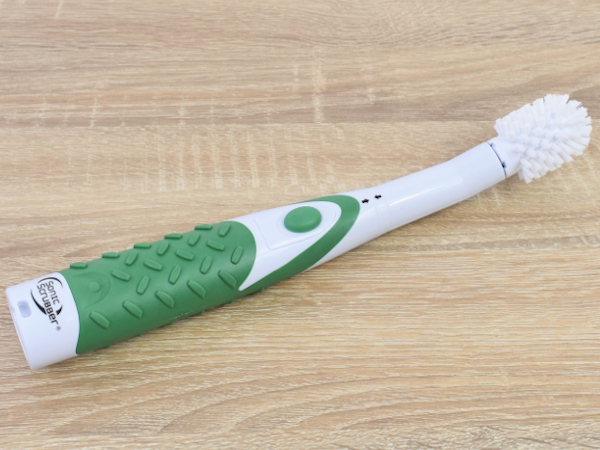 軽い力で汚れが落ちる！ 高速回転するブラシ「ソニックスクラバー 電動シューズブラシ」レビュー