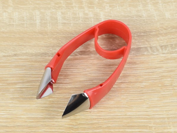 料理の見栄えもアップ!? 刃物を使わない簡単ヘタ取り器「ピコ（ヘタ取り）」レビュー
