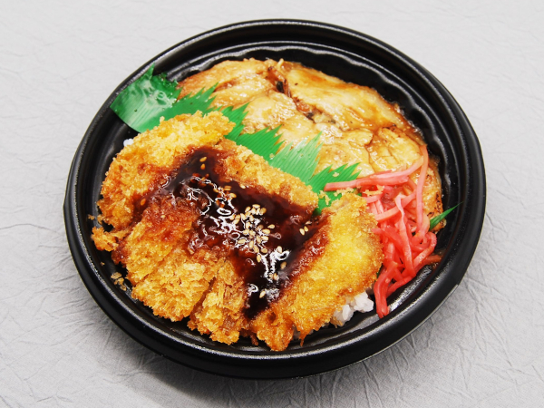 優柔不断の味方!? 1度で2度おいしいファミマの「ロースとんかつ＆豚生姜焼丼」