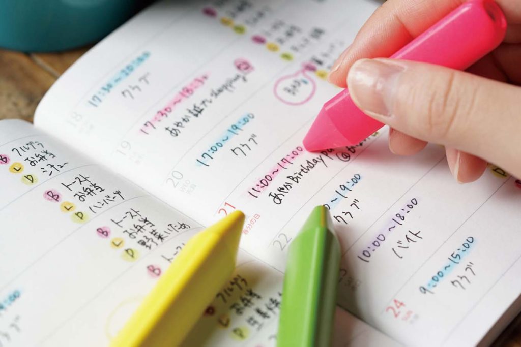↑水性マーカーのようにペン先が乾いたり、インクが切れたりする心配は無用。辞書などの薄い紙に塗っても裏写りしないのもうれしい。ペンケースにそのまま入れても内側を汚す恐れもない