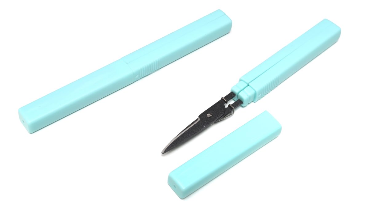 続々発売の「ペン型ハサミ」に大本命現る!? 通販の箱を開梱できる「スティッキールはさみAKERUNO」