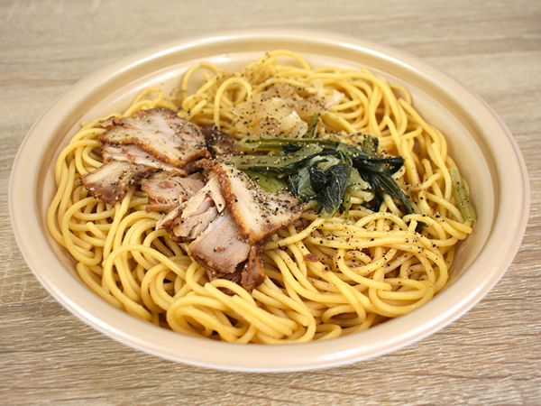 にんにく×醤油の旨味が強烈！ 香りだけでお腹が減るローソンの「大盛！ チャーシューパスタ ～和風にんにく醤油～」