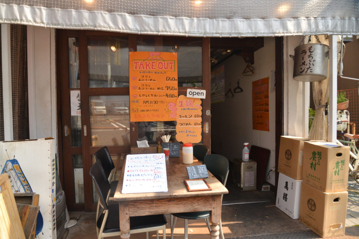 ↑「もちぶたラーメン 利田商店」は、下高井戸駅から徒歩1分ほどの場所にある。軒下のテラス席は以前からあり、ここで食事を楽しむのも手だ