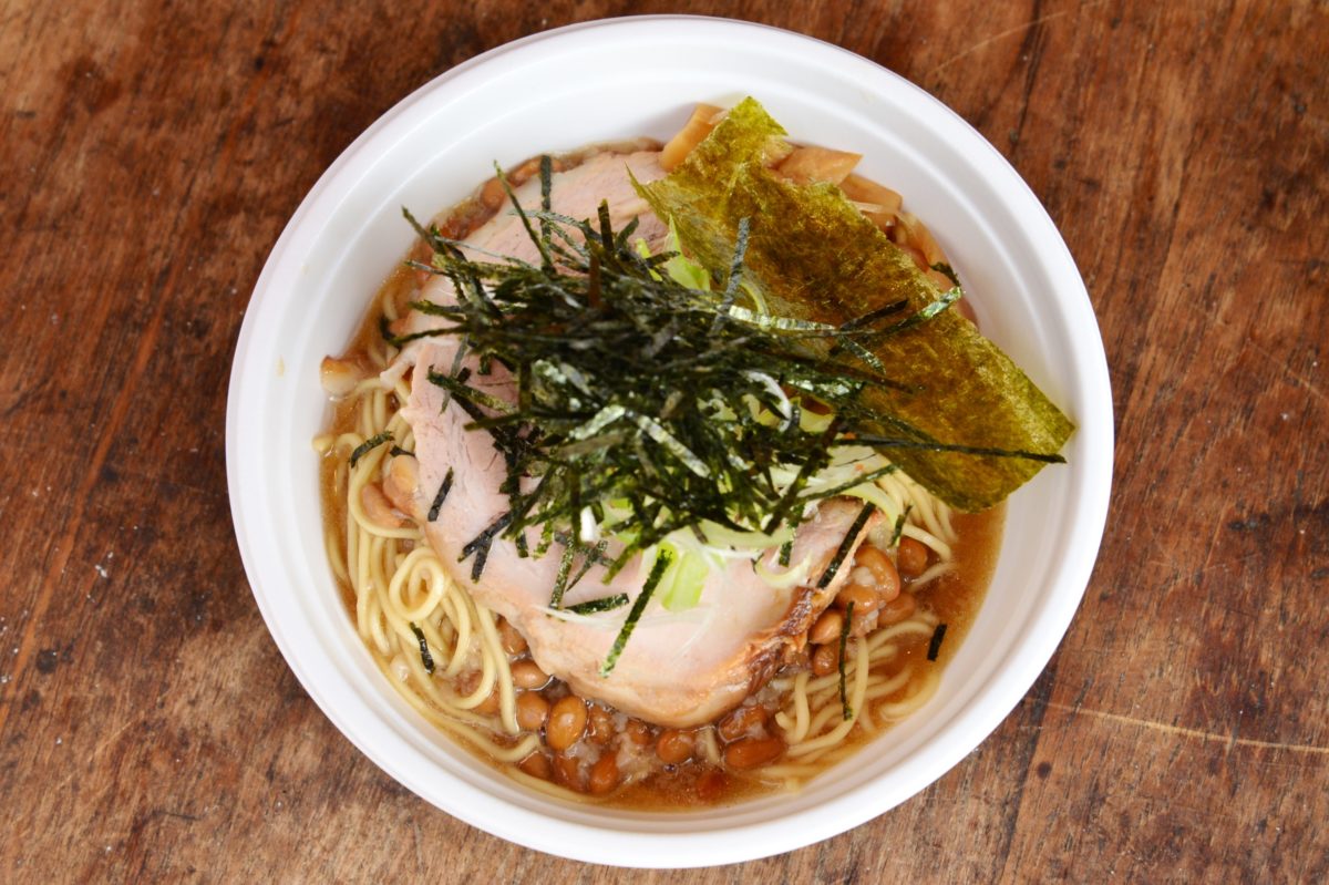 ↑「汁なしあぶらーめん納豆」750円(税別)。通常の「汁なしあぶらーめん」は650円(税別)だが、苦手でなければぜひ納豆入りを食べてほしい。全体のまとまりがよく、よりウマいからだ