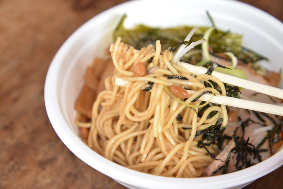 ↑加水率が低めのパツッとした細麺で、納豆とひとつになったトロトロのスープダレとよく絡む。ネギとのりが好アクセントになって、あぁ……ウマい!