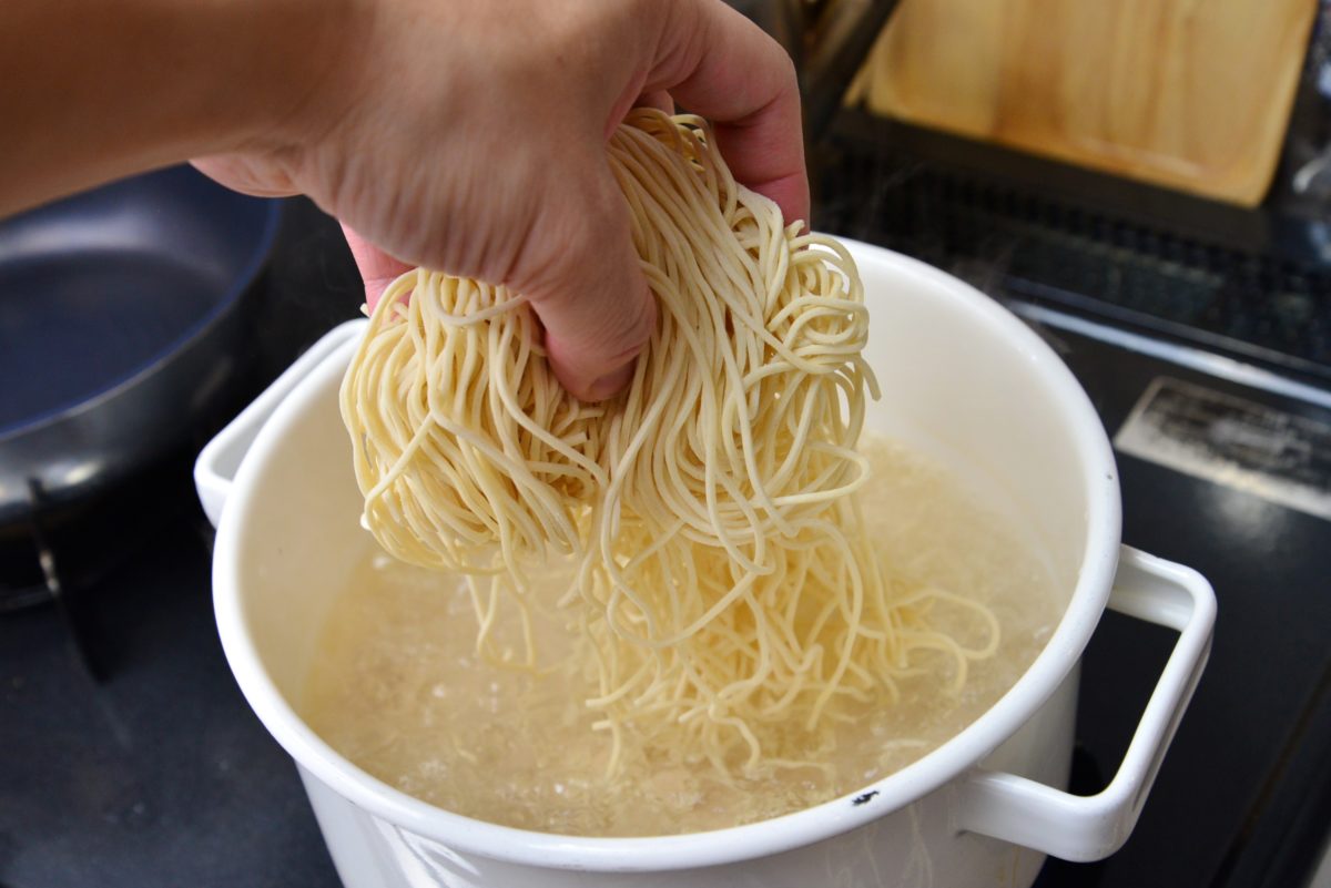 ↑お湯は多めに入れること。少ないと、麺同士がくっつく原因となる