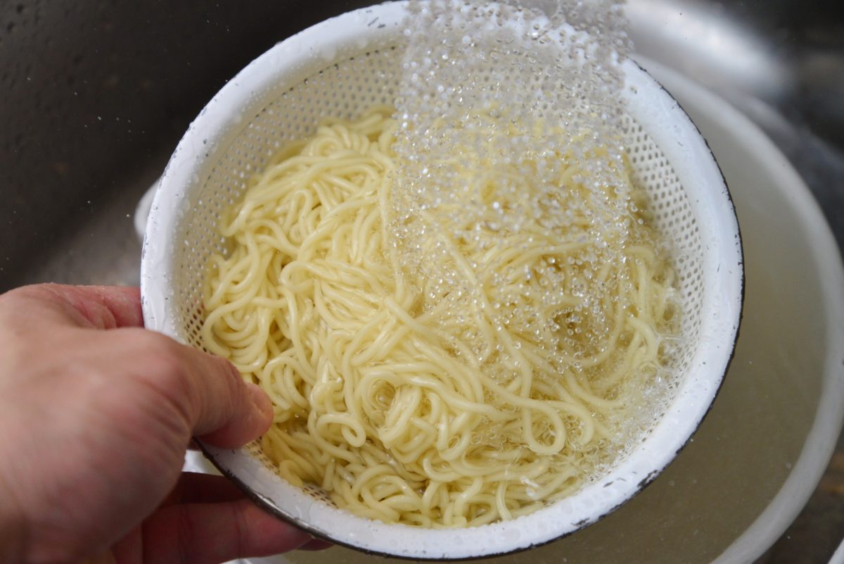 ↑つけ麺の場合は茹で上がったら冷水でしめ、水気をしっかりと切ろう