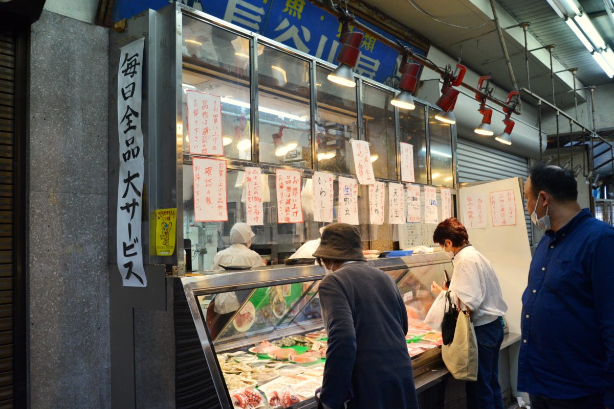↑7~8人前もあるてんこ盛りのネギトロが500円(税別)など、そのコスパは圧巻。ほとんどが切り身パックなので、注文しやすいのも嬉しい