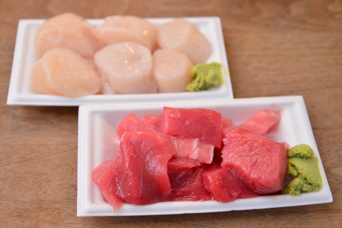 ↑この日の一例。冷凍していない生本マグロのブツは、トロも入って700円(税別)。肉厚のホタテ貝柱は600円(税別)だった