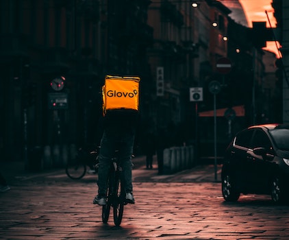 厳戒態勢のスペインに新しい買い物スタイルをもたらしたアプリ「Glovo」とは?