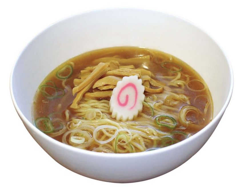 ↑お土産ラーメン(醤油・中太縮れ麺)。煮干しと鰹節がキリッと効いたスープの表面を、甘みある最高級カメリアラードが蓋をする。親族である製麺会社、草村商店の縮れ麺は最高の組み合わせ。スープにネギが入ってはいるが、好みに合わせて薬味を追加すると一層おいしくなる(写真もネギを追加)